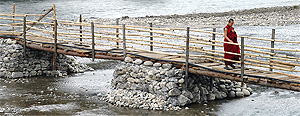 Monnik op een brug (Punakha Dzong)